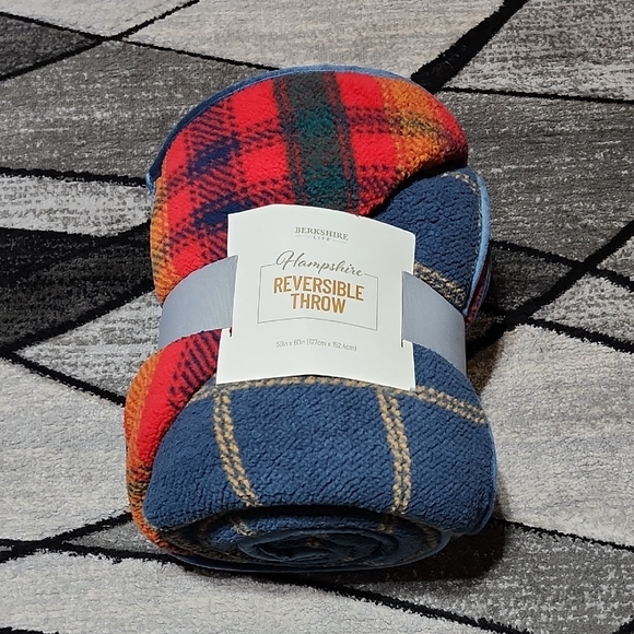 Berkshire Life Other - BERKSHIRE HAMPSHIRE REVERSIBLE PLAID THROW 50"X60" BLANKET
